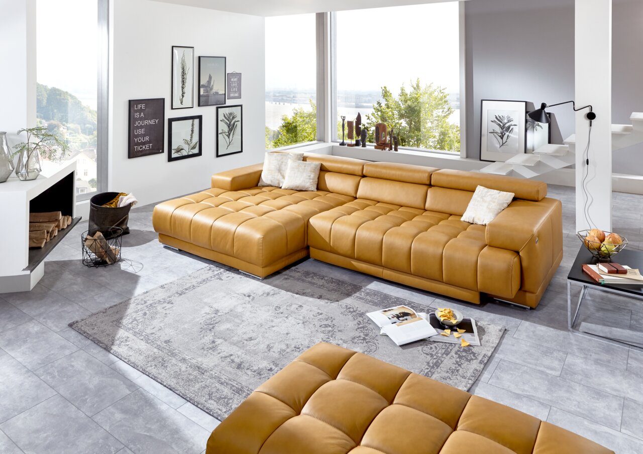 XXL-Hocker in einem modernen Wohnzimmer, Perspektive von oben