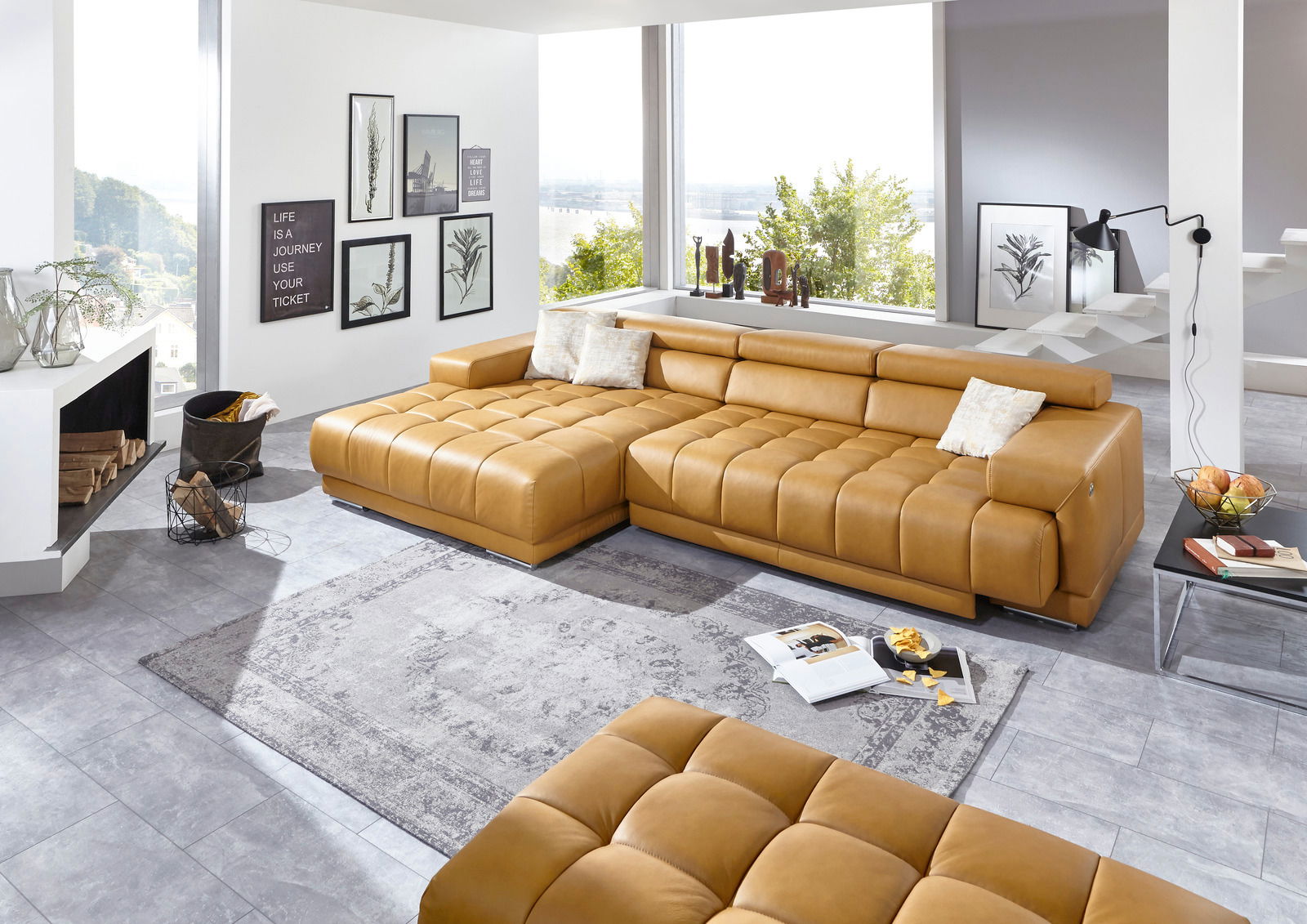 XXL-Hocker in einem modernen Wohnzimmer, Perspektive von oben