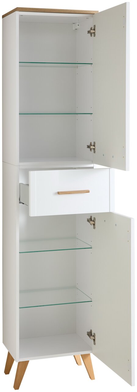 Weißer Hochschrank mit Holzbeinen, geöffnet, mit Glasböden und einer Schublade, seitliche Perspektive