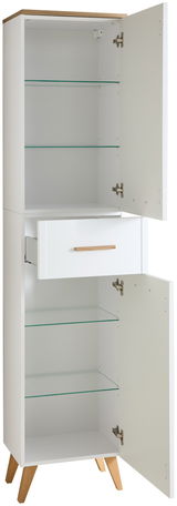 Weißer Hochschrank mit Holzbeinen, geöffnet, mit Glasböden und einer Schublade, seitliche Perspektive