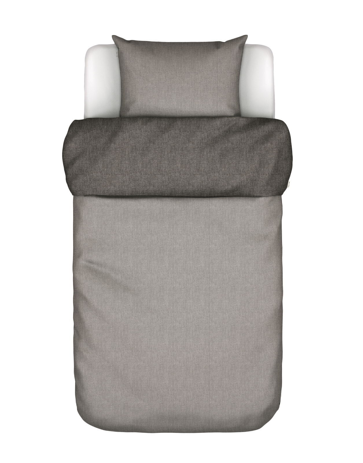 Bettwäsche-Set in Grau, bestehend aus einem Kissenbezug und einem Bettdeckenbezug, aus der Vogelperspektive fotografiert.