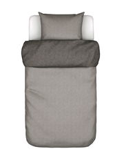 Bettwäsche-Set in Grau, bestehend aus einem Kissenbezug und einem Bettdeckenbezug, aus der Vogelperspektive fotografiert.