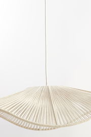 Hängeleuchte aus geflochtenem Material, seitliche Perspektive