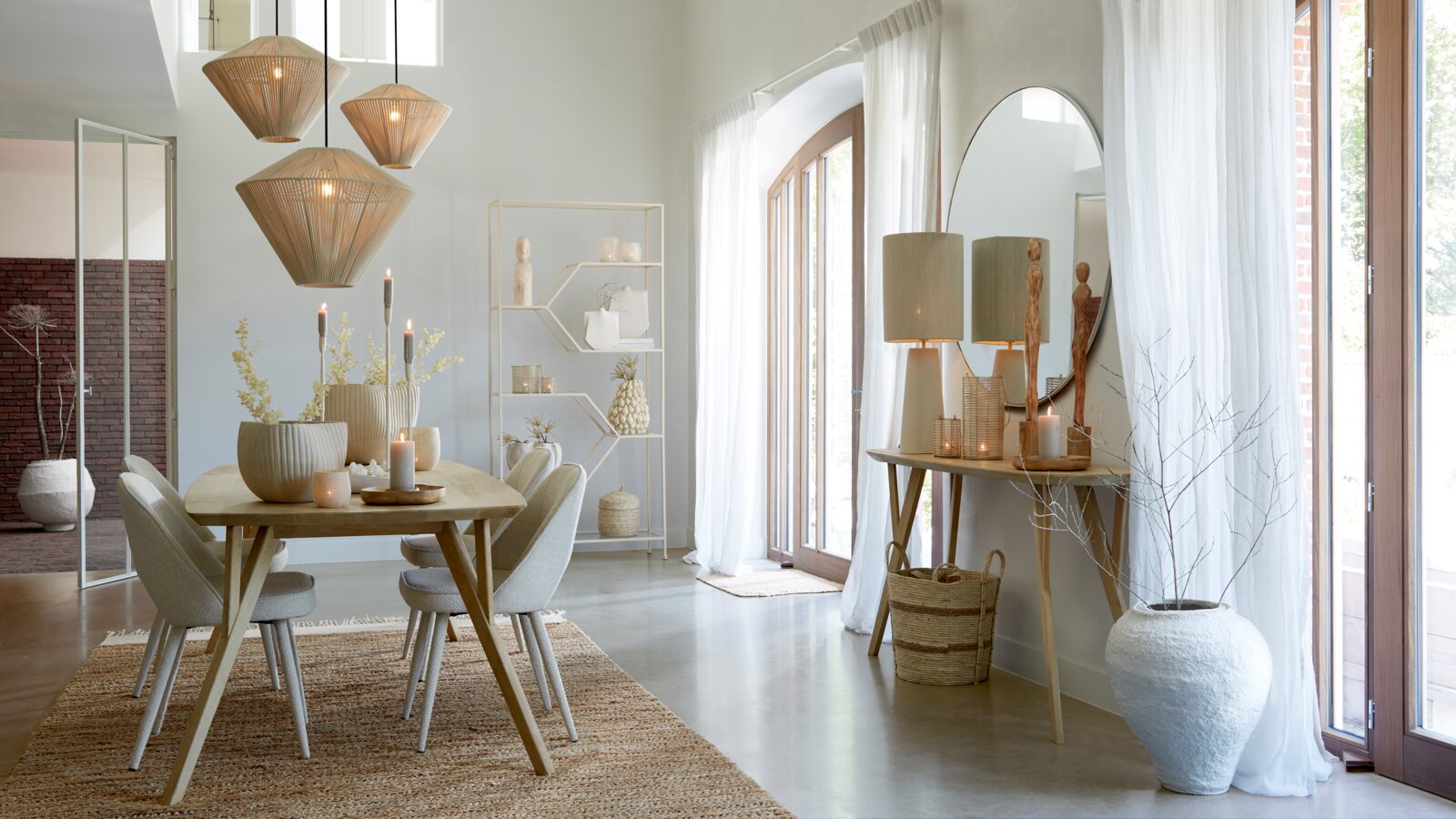 Moderne hanglamp in een stijlvol ingerichte eetkamer, gezien vanaf de eettafel.