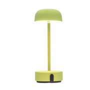 Grüne Tischlampe mit rundem Schirm und modernem Design, seitliche Perspektive