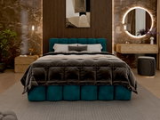 Frontale Ansicht eines eleganten Polsterbetts mit grünem Kopfteil in einem stilvoll eingerichteten Schlafzimmer.