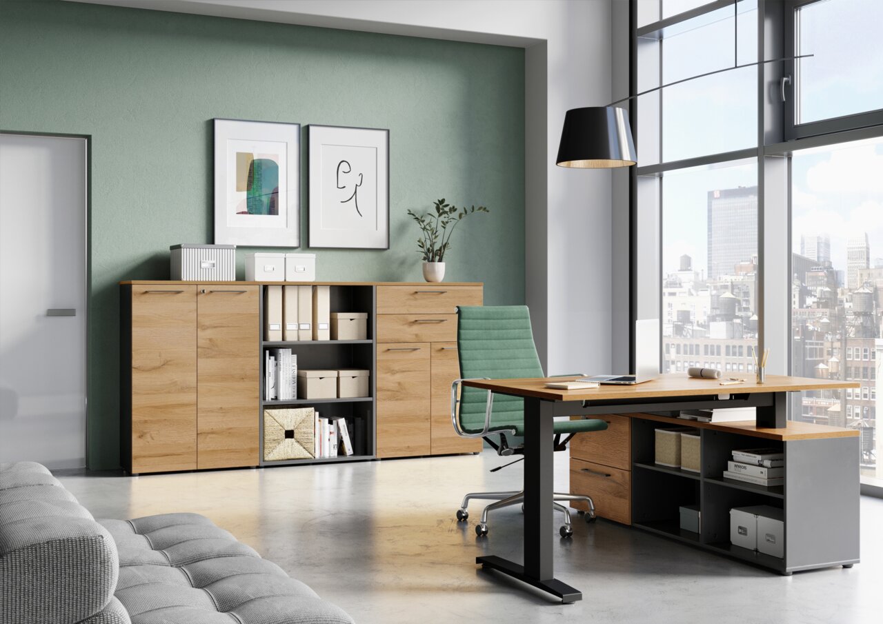 MID.YOU Aktenregal AGENDA HOME Moderner Büroraum mit Winkelschreibtisch und Aktenschränken in Holzoptik, seitliche Perspektive.