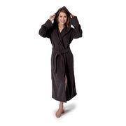 Frau in einem dunkelgrauen Kapuzenbademantel, stehend mit gehobener Kapuze, Vorderansicht