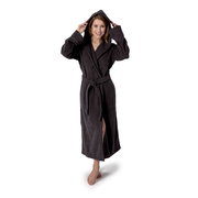 Frau in einem dunkelgrauen Kapuzenbademantel, stehend mit gehobener Kapuze, Vorderansicht