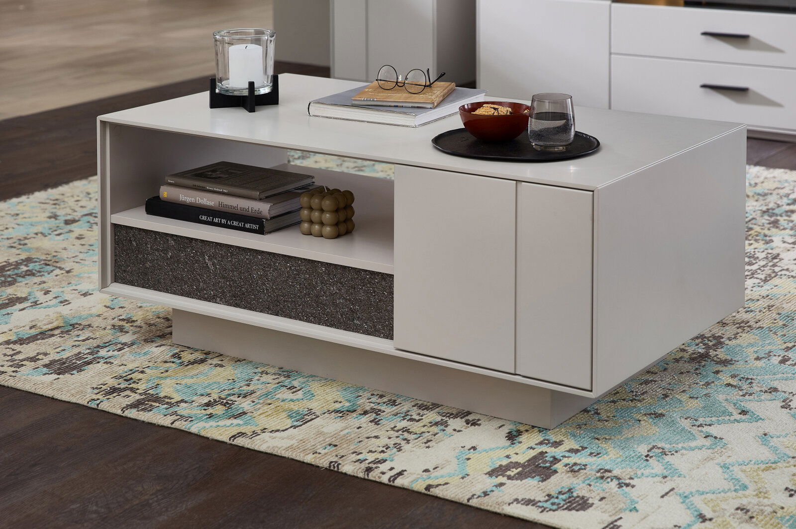 Zurbrüggen Couchtisch COMO Moderner Couchtisch in hellem Design mit offener Ablage und dekorativen Gegenständen, seitliche Perspektive