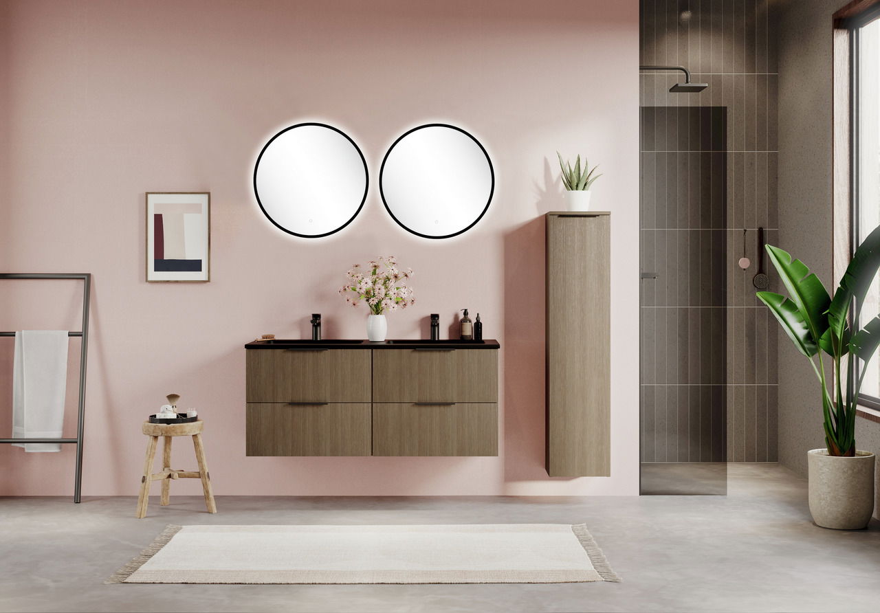 Modernes Badezimmer mit zwei runden Spiegeln an einer rosa Wand, darunter ein hängender Waschtisch aus Holz mit zwei Waschbecken, seitlich ein hoher Schrank und eine Dusche. Perspektive: Frontalansicht.