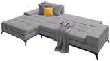 Graues Ecksofa mit Kissen und Decke, Perspektive von schräg vorne