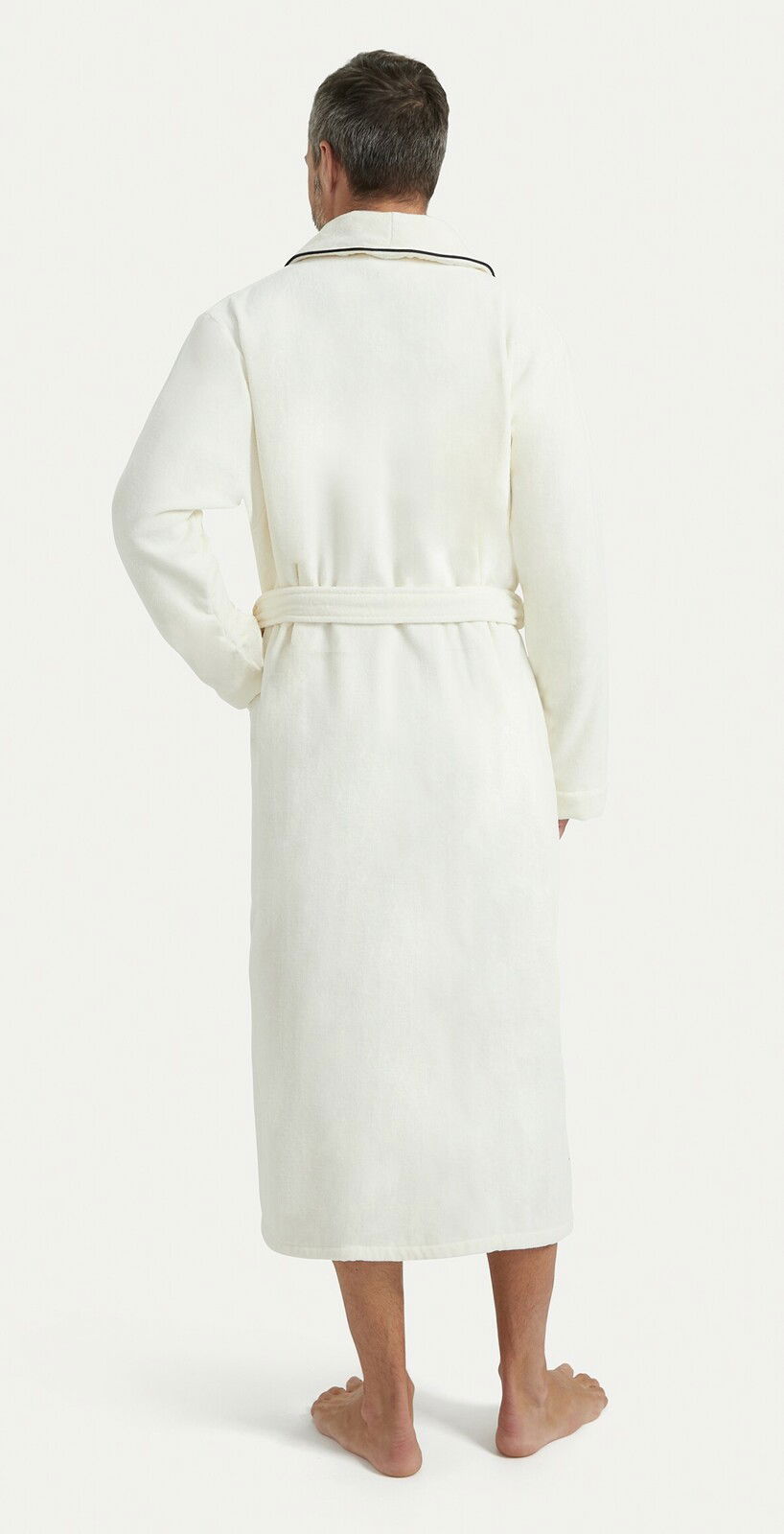 Rückansicht eines weißen Bademantels mit Schalkragen, getragen von einer Person.
