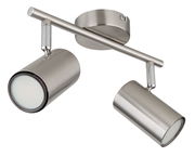 Moderner, zweiflammiger Strahler aus gebürstetem Metall in schräger Perspektive von unten.