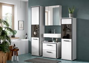 Modernes Badezimmermöbel-Set in Weiß mit zwei Hochschränken, Waschtischunterschrank und Spiegelschrank, frontale Perspektive im Bad-Setting.