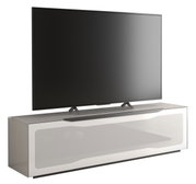 Modernes TV-Lowboard in Hochglanzoptik mit großem Flachbildfernseher, seitliche Perspektive
