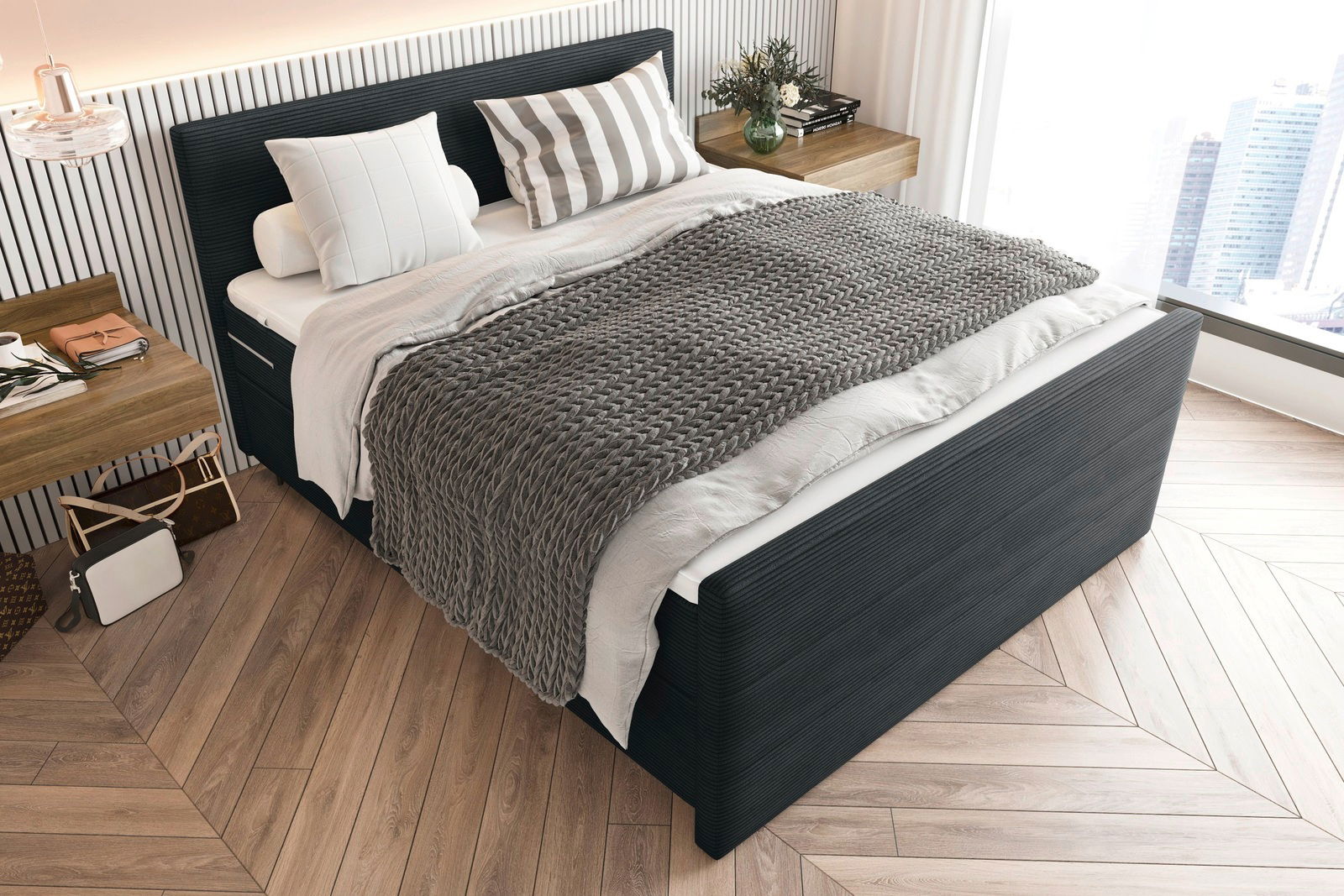 Boxspringbett in modernem Schlafzimmer, seitliche Perspektive, mit grauer Decke und dekorativen Kissen.