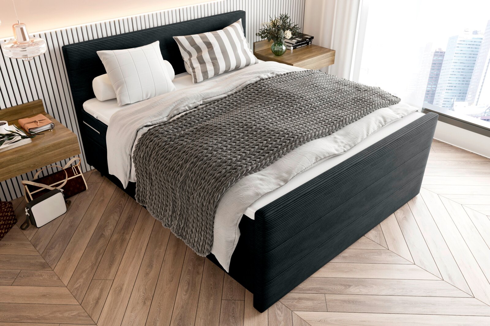 Boxspringbett in modernem Schlafzimmer, seitliche Perspektive, mit grauer Decke und dekorativen Kissen.