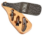 Wein-Set in Flaschenform mit Korkenzieher, Ausgießer und Verschluss, aus Holz und Metall, von oben betrachtet.