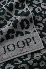 Nahaufnahme eines grauen Duschtuchs mit schwarzem Leopardenmuster und dem Schriftzug 'JOOP!'