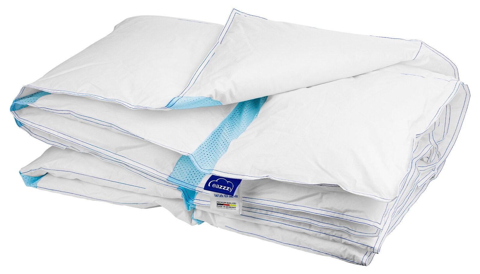 Gefaltete weiße Bettdecke/Steppdecke mit blauem Mesh-Einsatz und eazzzy-Label, freigestellt auf weißem Hintergrund, Ansicht schräg von vorne/oben.