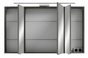 Spiegelschrank mit drei Türen, teilweise geöffnet, mit integrierter Beleuchtung und Steckdose, Frontalansicht.