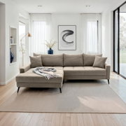 Beige Ecksofa in modernem Wohnzimmer, Perspektive von vorne, mit Kissen und Decke dekoriert.