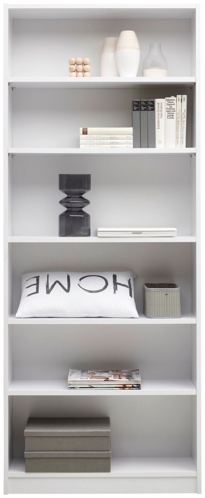 Weißes Regal Carryhome Regal MILLY mit fünf Ebenen, dekoriert mit Büchern, Vasen und Kissen, frontal betrachtet.