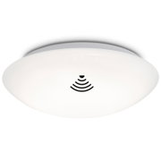 Ronde witte plafondlamp met grijze rand en centraal pictogram, frontaal aanzicht van onderen tegen witte achtergrond