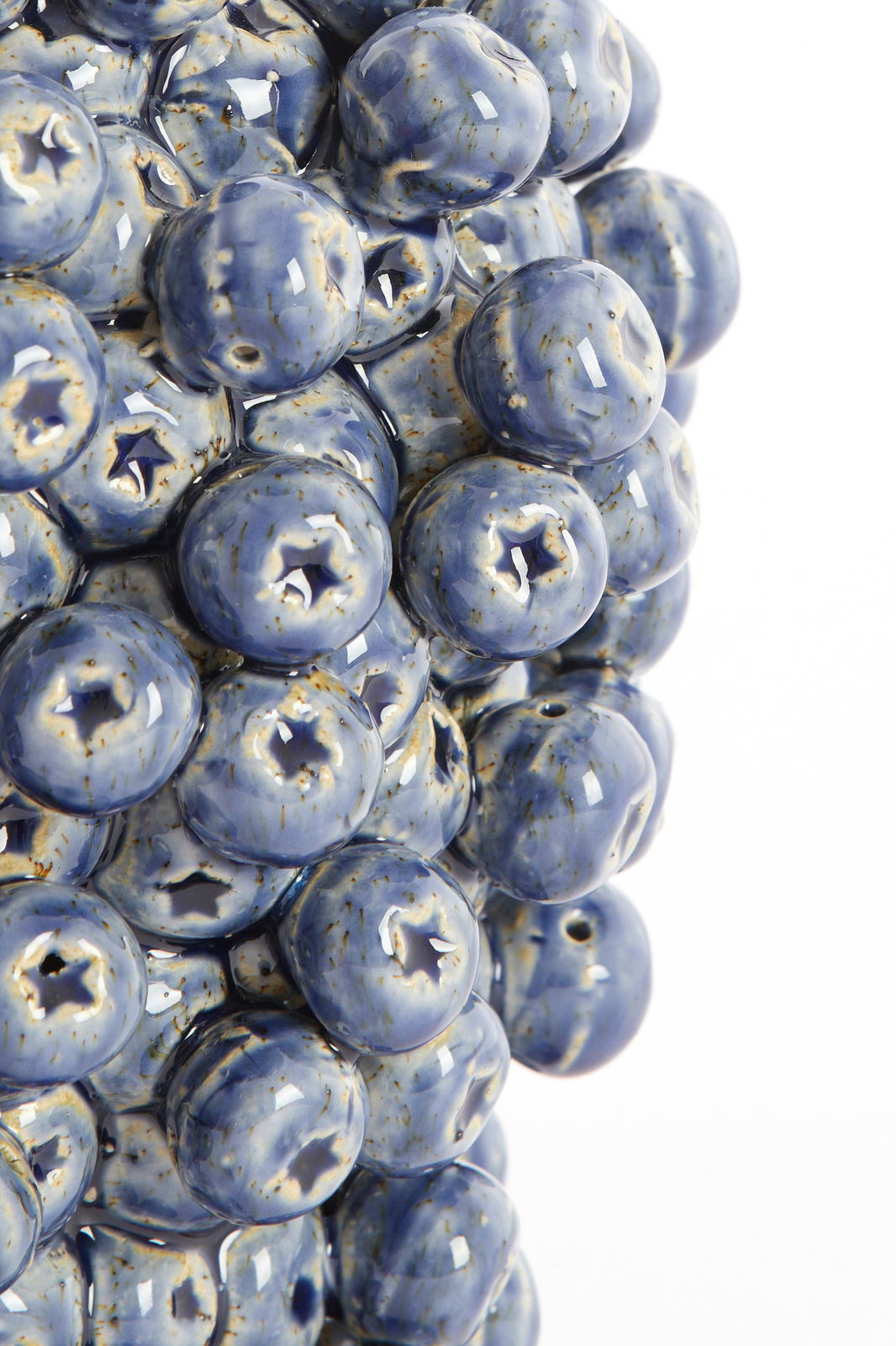 Light&Living Vase BERRIES Nahaufnahme einer Vase mit blauen, glänzenden, kugelförmigen Erhebungen, die an Heidelbeeren erinnern. Perspektive von der Seite.