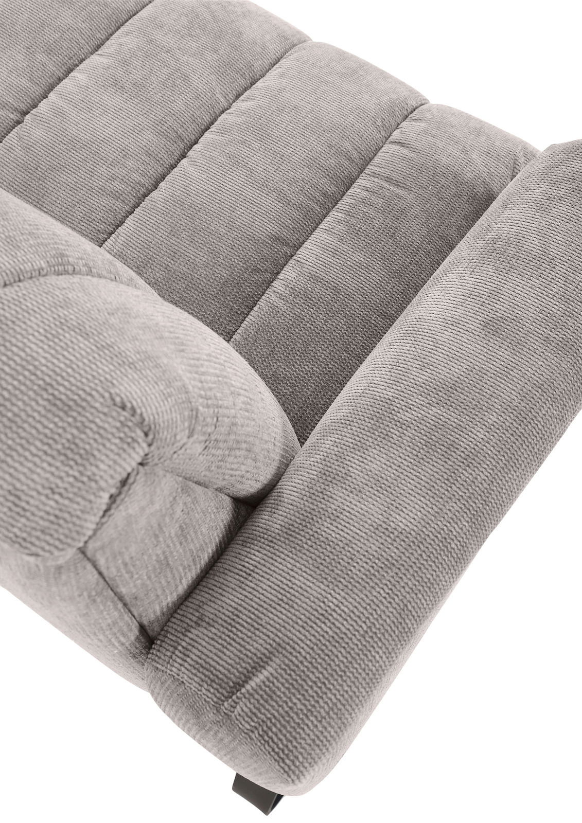 Novel 2,5er-Sitzbank LAILA Graue 2,5er-Sitzbank aus Stoff, Nahaufnahme von oben mit Fokus auf die Polsterung und Armlehne.