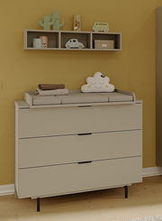 Kommode mit drei Schubladen, Wickelauflage und Dekorationen, frontal fotografiert