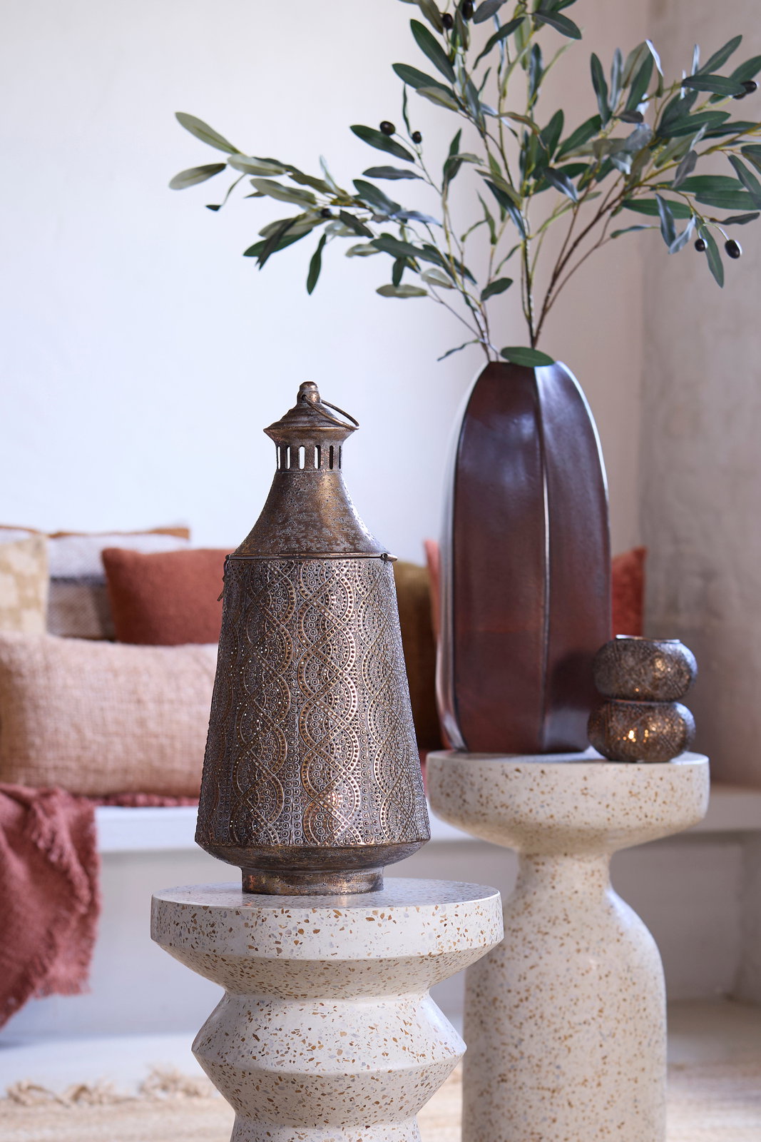 Light&Living Windlicht SANYA 45cm Metallisches Windlicht mit filigranem Muster, auf einem dekorativen Tisch platziert, seitliche Perspektive.