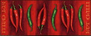 Fußmatte mit roten und grünen Chilischoten auf rotem Hintergrund, mit der Aufschrift 'Hot Chilli' an den Seiten, von oben betrachtet.
