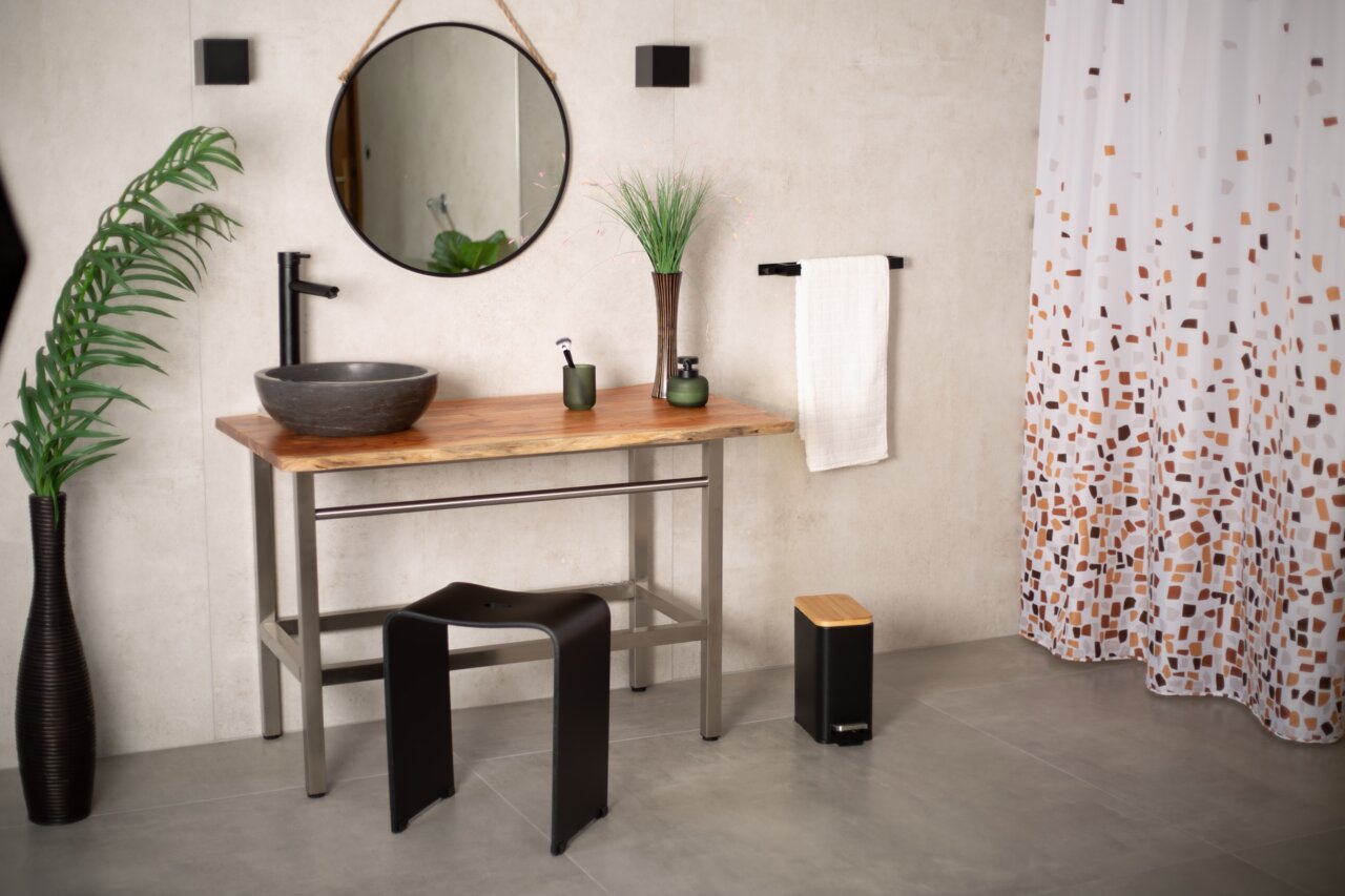 Moderner schwarzer Bad-Hocker Ben in einem stilvollen Badezimmer, seitliche Perspektive