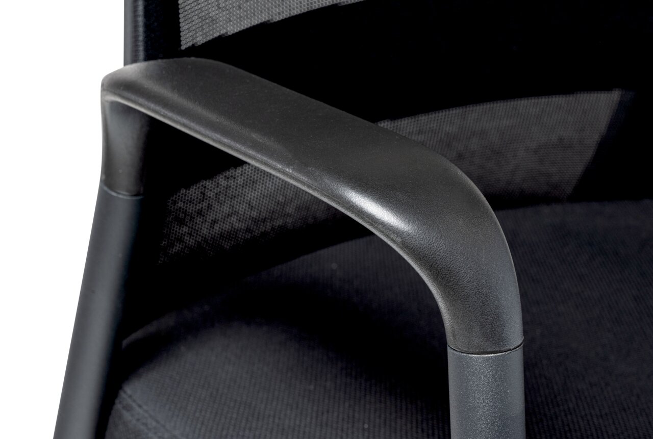 XORA Besucherstuhl EDIN Nahaufnahme eines schwarzen Besucherstuhls mit Armlehne und Netzrückenlehne, seitliche Perspektive.