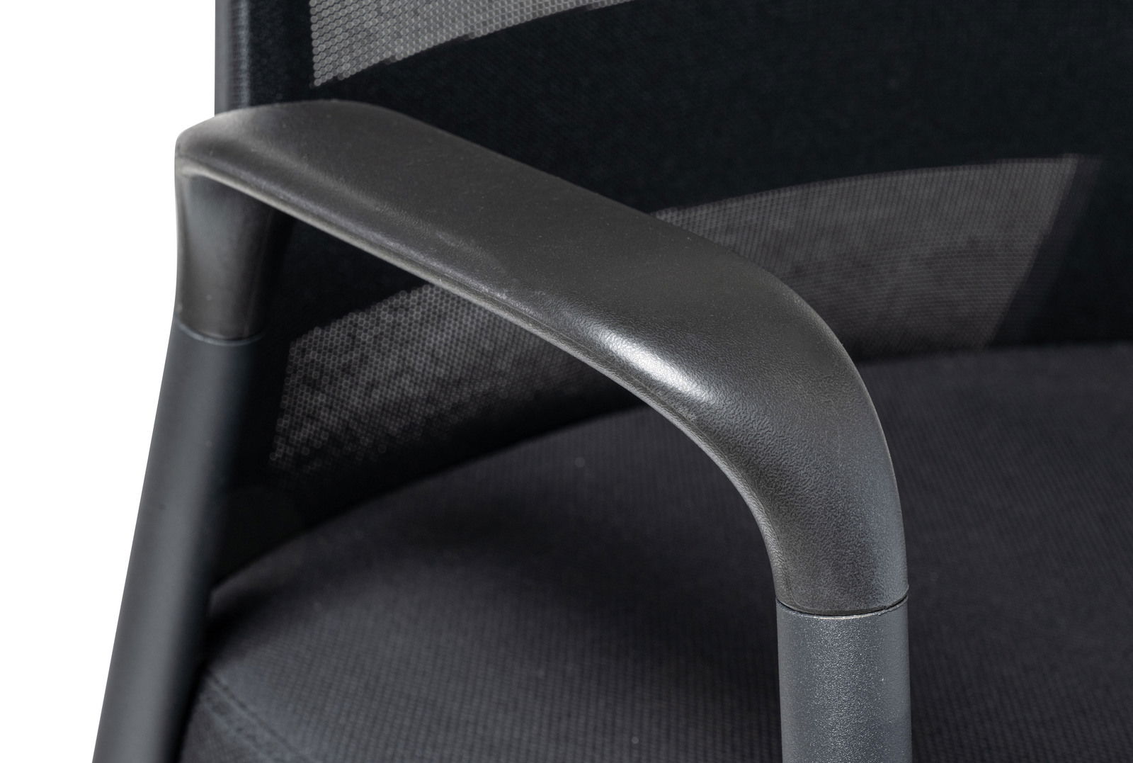 Nahaufnahme eines schwarzen Besucherstuhls mit Armlehne und Netzrückenlehne, seitliche Perspektive.