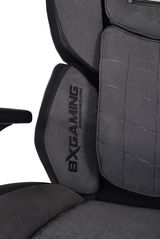 Nahaufnahme eines grauen Gaming-Stuhls mit gesticktem Logo 'BX Gaming' auf der Rückenlehne, seitliche Perspektive.