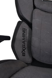 Nahaufnahme eines grauen Gaming-Stuhls mit gesticktem Logo 'BX Gaming' auf der Rückenlehne, seitliche Perspektive.