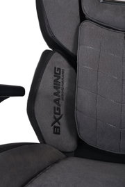 Nahaufnahme eines grauen Gaming-Stuhls mit gesticktem Logo 'BX Gaming' auf der Rückenlehne, seitliche Perspektive.
