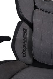 Nahaufnahme eines grauen Gaming-Stuhls mit gesticktem Logo 'BX Gaming' auf der Rückenlehne, seitliche Perspektive.