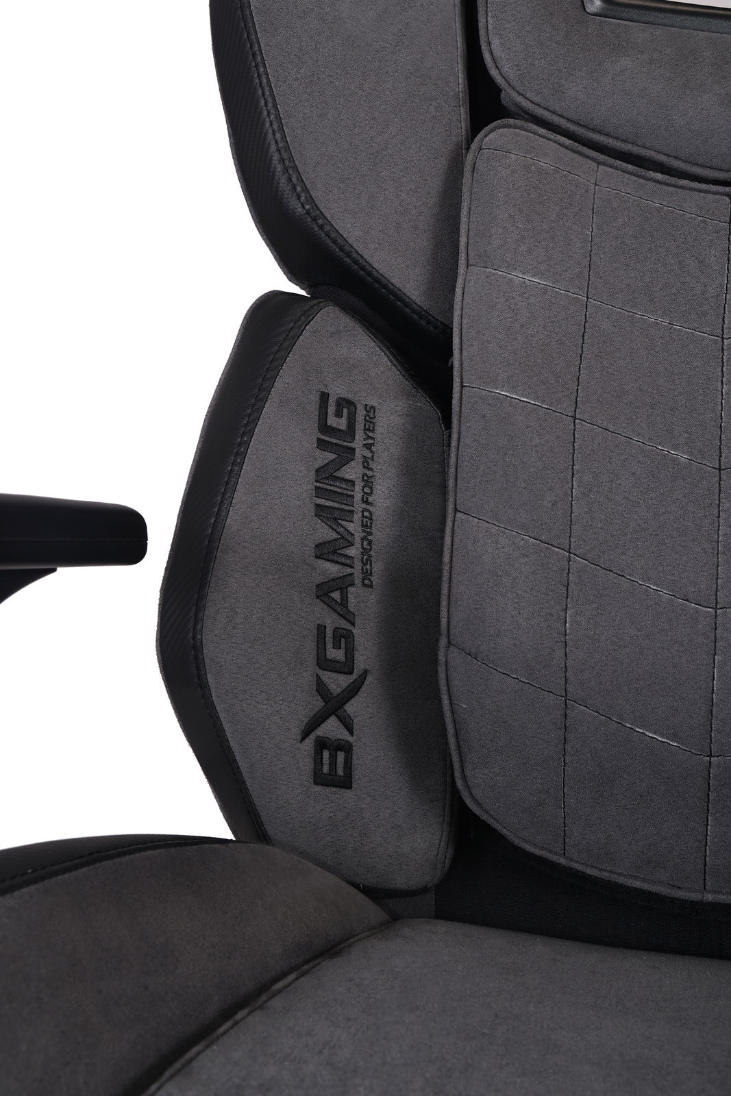 Nahaufnahme eines grauen Gaming-Stuhls mit gesticktem Logo 'BX Gaming' auf der Rückenlehne, seitliche Perspektive.