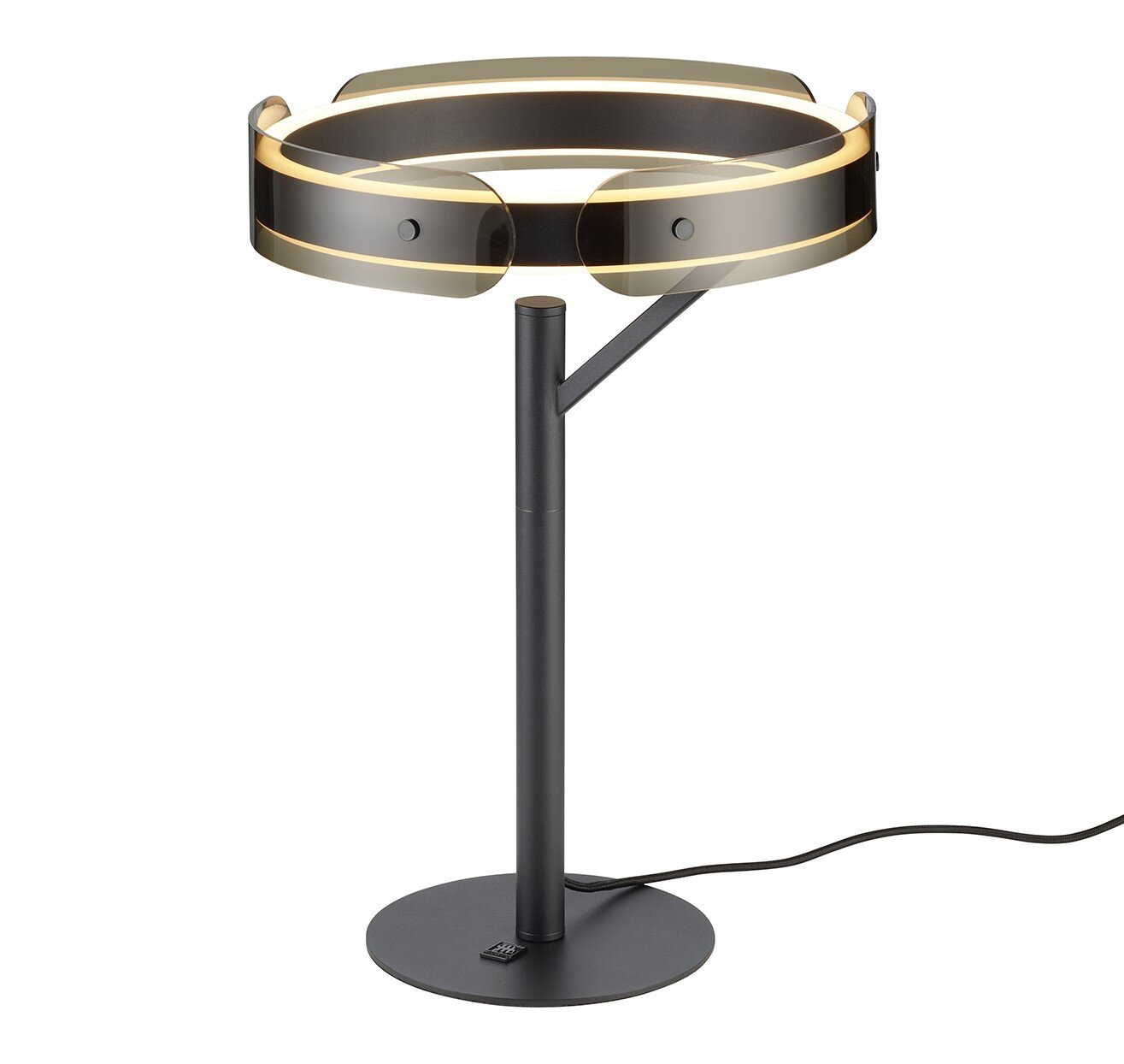 Moderne schwarze Tischleuchte mit rundem Standfuß und zylindrischem Stab, oben ein ringförmiger Schirm aus getöntem Glas mit warmweißem LED-Lichtring, Kabel sichtbar Frontalansicht leicht von oben.