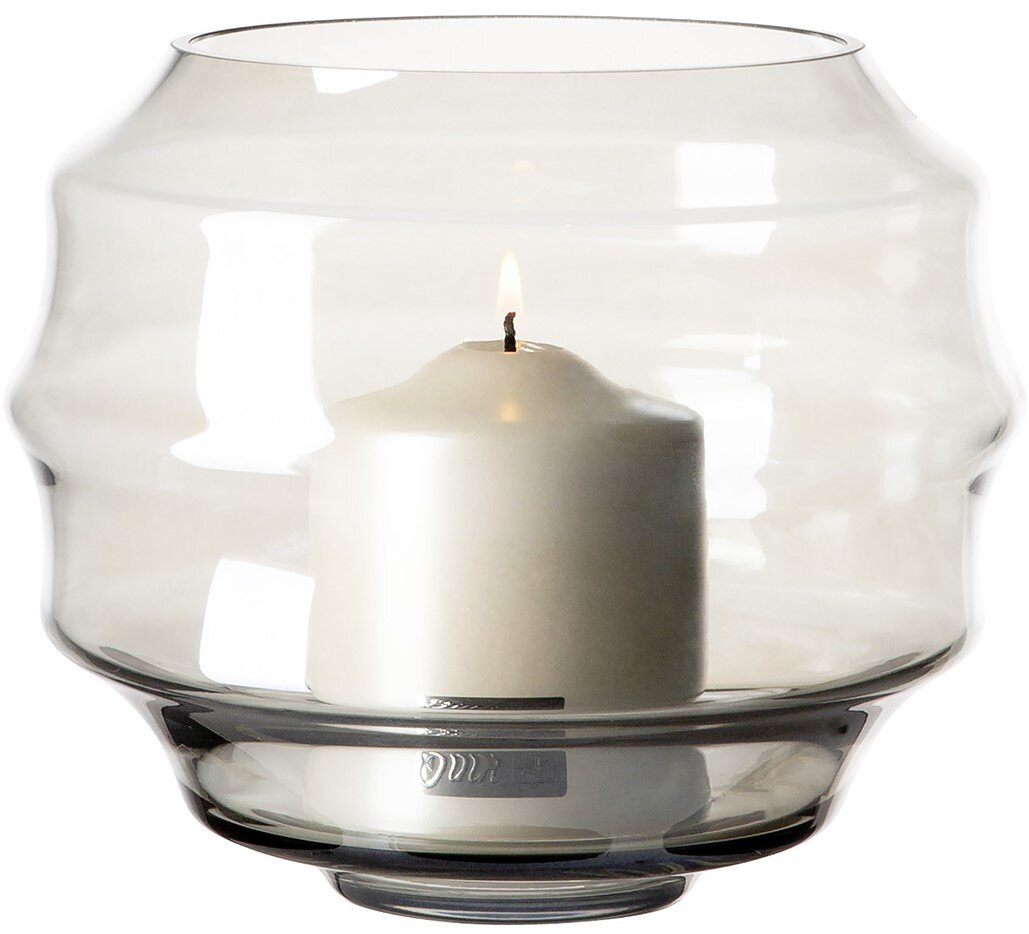 Glasvase oder Windlicht mit brennender Kerze, seitliche Perspektive