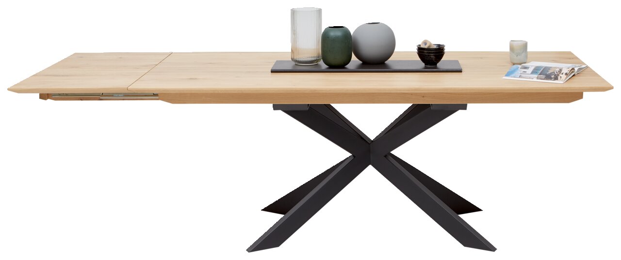 Moderne eettafel met uitschuifbaar blad in houtlook en een zwart X-vormig metalen onderstel, zijaanzicht