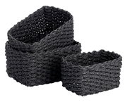 Dreiteiliges Set von Aufbewahrungskörben aus dunkelgrauem, geflochtenem Material, perspektivisch von vorne fotografiert.