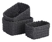 Dreiteiliges Set von Aufbewahrungskörben aus dunkelgrauem, geflochtenem Material, perspektivisch von vorne fotografiert.
