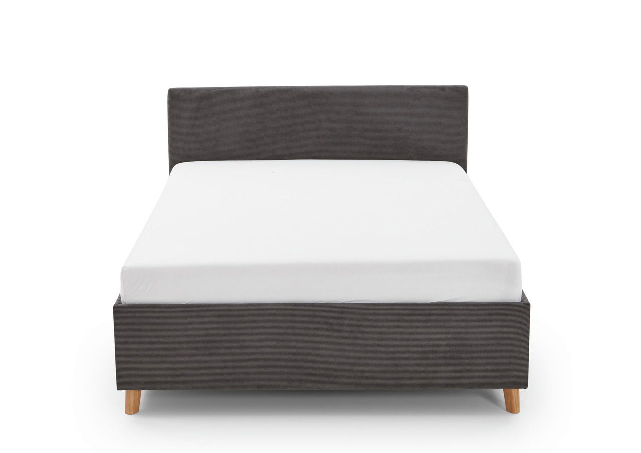 Polsterliege in grauem Stoff mit Holzfüßen, frontal fotografiert.