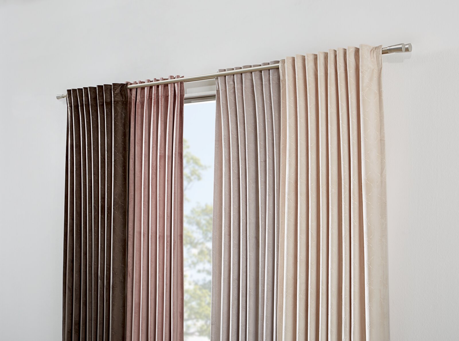 Dekoschal in verschiedenen Farben an einer Gardinenstange, seitliche Perspektive