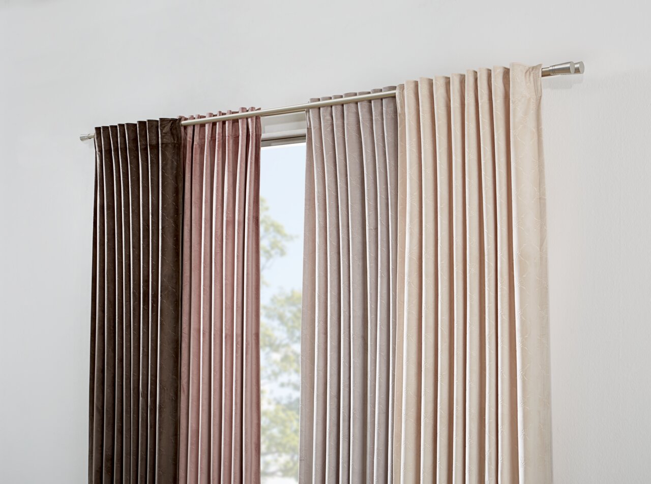 Dekoschal in verschiedenen Farben an einer Gardinenstange, seitliche Perspektive